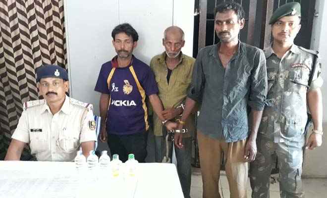 रक्सौल रेल पुलिस ने शराब रखने के आरोप में तीन को गिरफ्तार किया