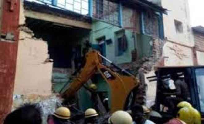 दिल्ली में गिरी बिल्डिंग की छत, 2 की मौत, तीन बच्चे घायल