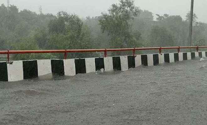 दिल्ली एनसीआर में भारी बारिश, तालाब में तब्दील हुआ देश की सबसे लंबी एलिवेटेड रोड