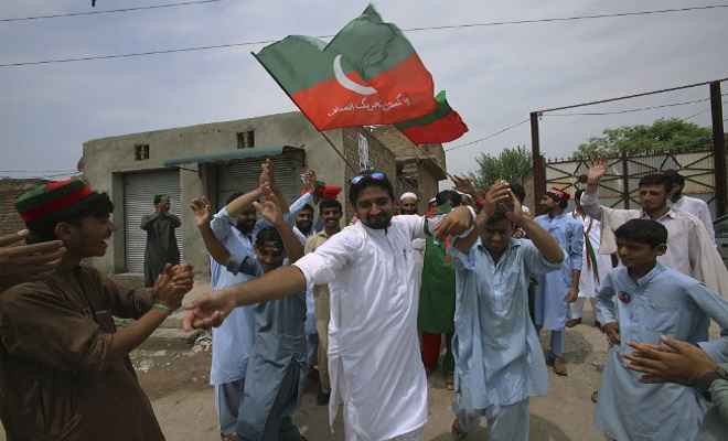 इमरान खान पाकिस्तान चुनाव जीते, गंठबंधन कर बनायेंगे सरकार