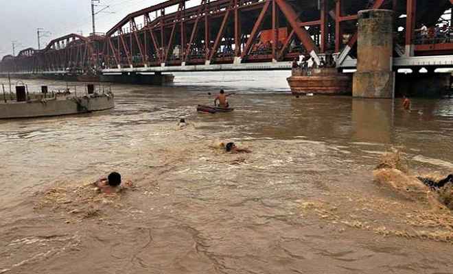दिल्ली में खतरे के निशान के करीब पहुंचा यमुना का जलस्तर, निचले इलाकों में बाढ़ का खतरा