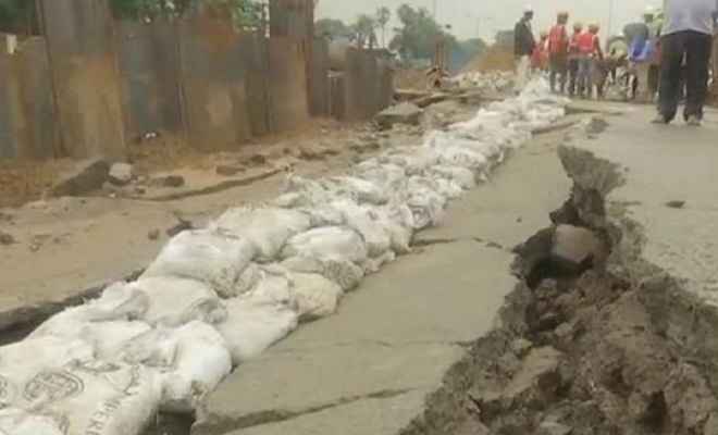 बिहार: भारी बारिश के कारण बेली रोड इलाके में धंसी सड़क