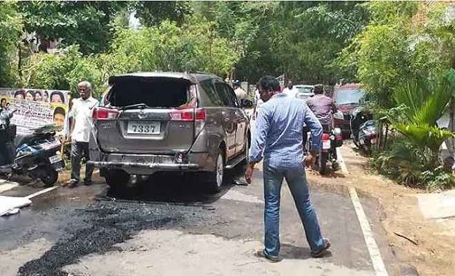 एएमएमके चीफ टीटीवी दिनाकरन की कार पर पेट्रोल बम से हमला, 2 घायल