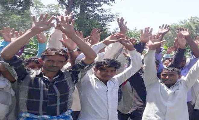भाजपा सरकार की किसान विरोधी नीति को लेकर किसानों संग सपाइयों ने किया प्रदर्शन