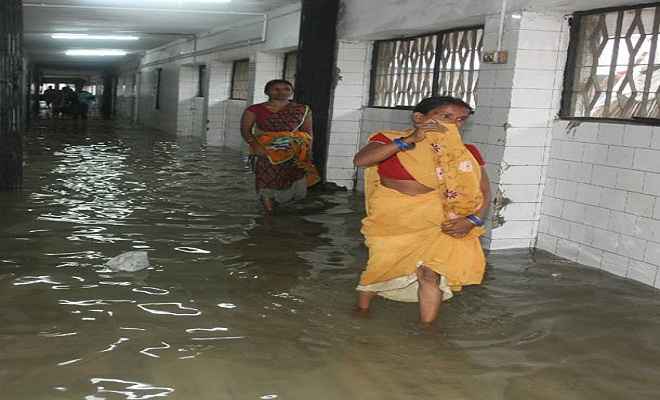 बारिश का कहर: तालाब बना अस्‍पताल , मचा हड़कंप