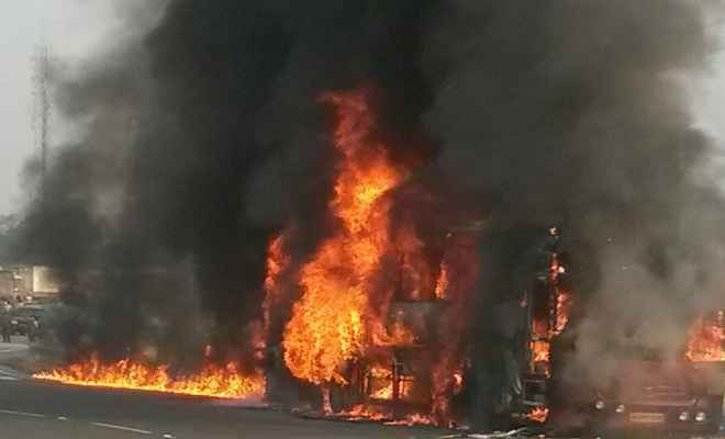 चुटूपालु घाटी में बस-ट्रक में टक्कर के बाद लगी आग, कई यात्री झुलसे