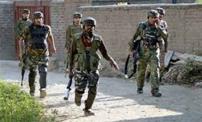 जम्मू-कश्मीर : बैंक के सुरक्षा गार्ड से राइफल लूटकर भागे आतंकी, सेना ने 1 आतंकी को किया ढेर