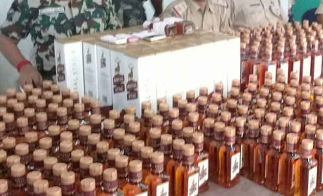 पुलिस को देख छतौनी में सफारी छोड़ ड्राइवर भागा, 700 बोतल नेपाल शराब बरामद