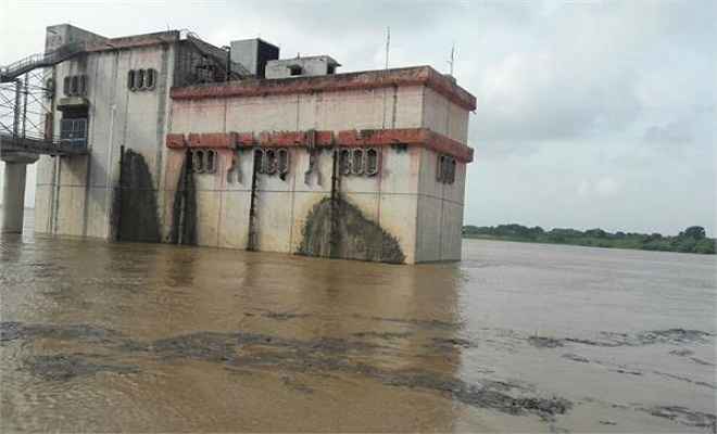 चंबल नदी में पानी बढ़ने से आसपास के 20 गांवों में बाढ़ का खतरा