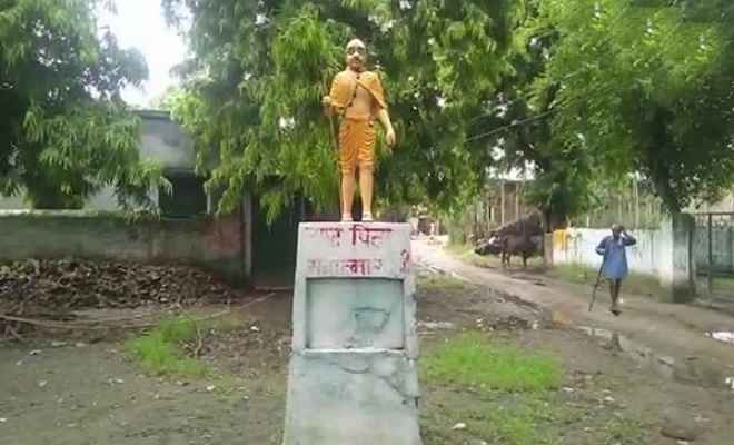 महात्मा गांधी की प्रतिमा को भगवा रंग में रंगे जाने से स्थानीय लोगों में रोष