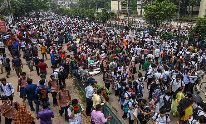 ढाका में छात्रों के प्रदर्शन के दौरान हिंसक झड़प, सैंकड़ों घायल