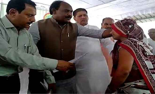 मध्यप्रदेश:  मंत्री जी ने मंच पर उठाया महिला का घूंघट, कांग्रेस ने की निंदा