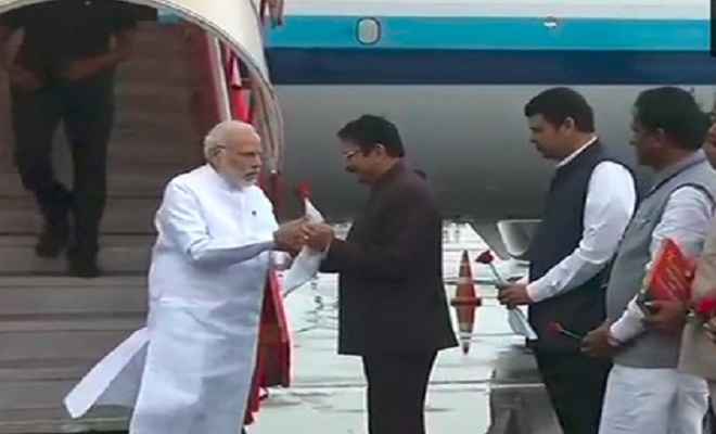 मुंबई पहुंचे प्रधानमंत्री मोदी, एयरपोर्ट पर मुख्यमंत्री देवेंद्र फडणवीस ने की भव्य स्वागत