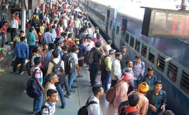 रेलयात्रियों को अब मुफ्त में नहीं मिलेगा यात्रा बीमा, रेलवे करेगा योजना में बदलाव