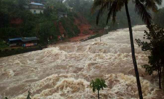 भारी बारिश और बाढ़ के कारण केरल में स्कूल और कॉलेज बंद,उड़ानें रद्द