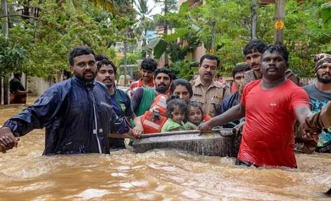 केरल में प्रलंयकारी बाढ़: अबतक 324 लोगों की मौत, भारी बारिश की चेतावनी