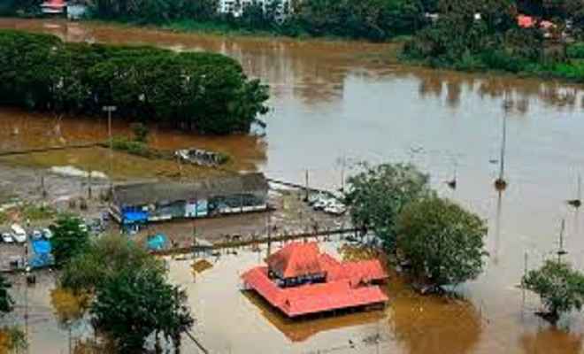 केरल में बाढ़: पानी तो बह गया, लेकिन पीछे छोड़ गया मुसीबतों का अंबार