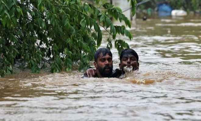 केरल बाढ़: 12 दिन बाद थमी बारिश, हजारों लोगों को अब भी सुरक्षित निकाले जाने का इंतजार