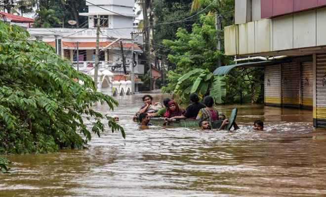 केरल में बाढ़ का कहर जारी, देवदूत बन लोगों की जिंदगियां बचा रहे मछुआरे