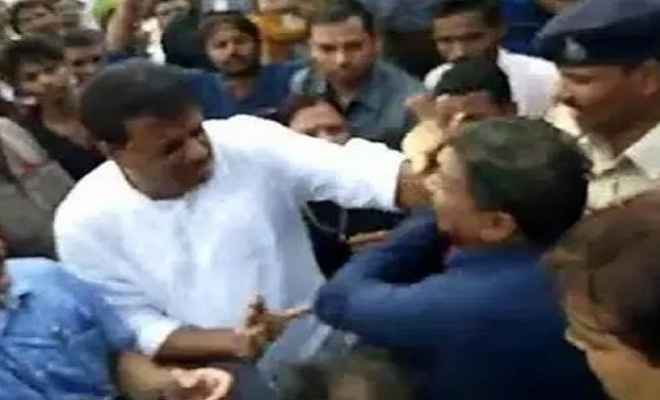 भाजपा नेता को सांसद के सामने कांग्रेस विधायक ने जड़ा थप्पड़, मामला हुआ दर्ज