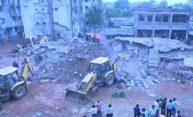 अहमदाबाद में गिरी चार मंजिला इमारत, 3 को बचाया गया, कई लोगों के फंसे होने की आशंका