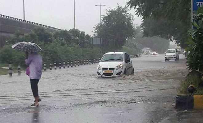 दिल्ली में आज सुबह से ही झमाझम बारिश, जलभराव से सड़कों पर लगा लंबा जाम