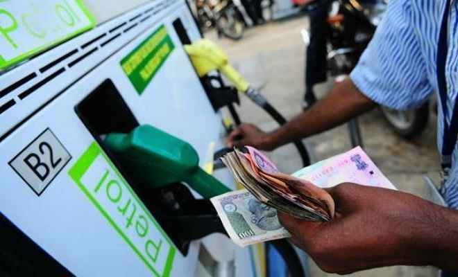 दिल्ली, चेन्नई में शुक्रवार को रिकॉर्ड तोड़ सकते हैं पेट्रोल के दाम