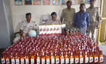 छपरा कचहरी-स्टेशन से शराब तस्करी के आरोप में एक गिरफ्तार, 319 बोतल जब्त