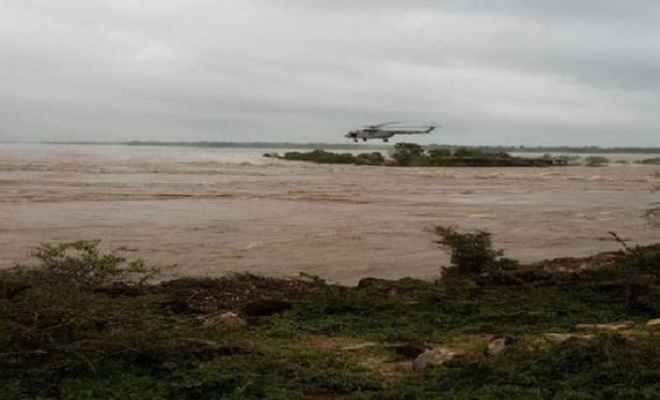यूपी में बाढ़-बारिश से हाहाकार, 16 की मौत, वायु सेना ने 6 लोगों को हेलिकॉप्टर से बचाया