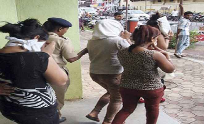 मोतिहारी: ऑर्केस्ट्रा की आड़ में देह व्यापार की शिकायत पर जिला पुलिस की कार्रवाई, 13 पुरुष और 17 महिलाएं हिरासत में