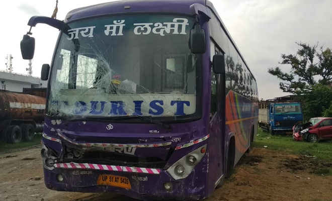 दिल्ली जानेवाली बस ने पीपराकोठी में मारी पिकअप में ठोकर, सड़क किनारे खड़े दो घायल