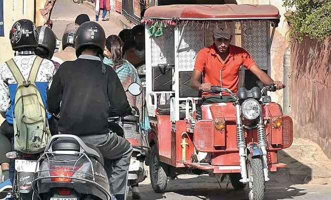 सड़क पर 'बेधड़क' दौड़ेंगे ई-रिक्‍शा, सरकार ने कमर्शियल वाहनों के लिए दी बड़ी सहूलियत
