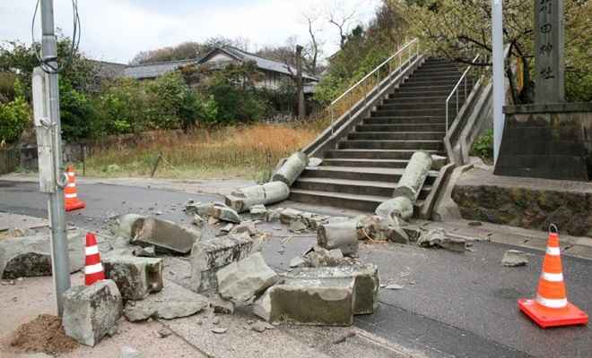 जापान: भीषण भूकंप, भूस्खलन के बाद अब जीवित बचे लोगों को बचाने की कोशिश जारी