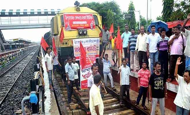प्रदर्शन से पश्चिम बंगाल में ट्रेन परिचालन प्रभावित