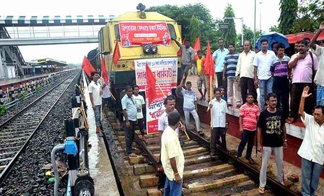 पश्चिम बंगाल में प्रदर्शन से ट्रेन सेवा प्रभावित