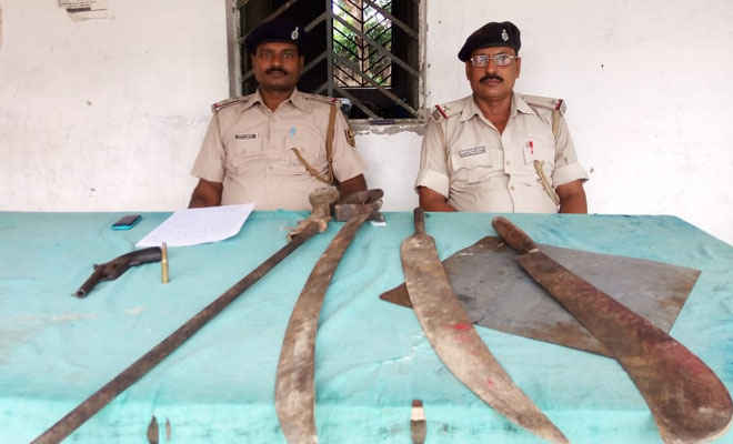 मोतिहारी के राजेपुर में देसी रायफल, पिस्टल, तलवार व कटार बरामद, आरोपी फरार