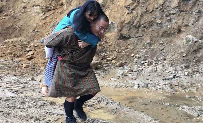 कीचड़ से बचाने के लिए पत्नी को पीठ पर ले जाते दिखे भूटान के पूर्व प्रधानमंत्री शेरिंग तोबगे