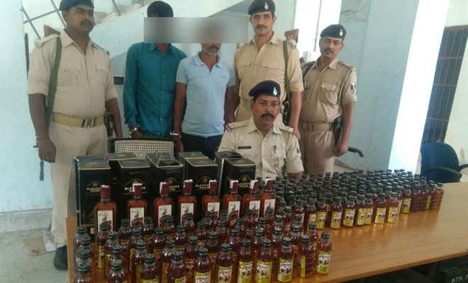 बोरों में भर पार कर रहे थे गंडक दियरा, पुलिस ने बेतिया के नौतन में दो को शराब के साथ पकड़ा
