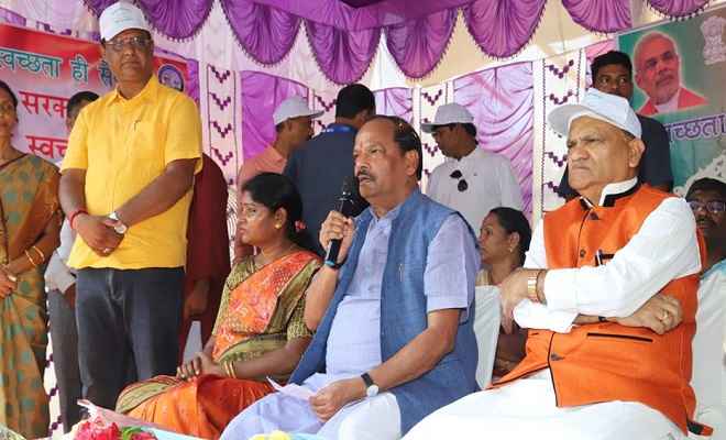 प्रधानमंत्री मोदी के जन्मदिन पर रघुवर दास ने मजदूरों और सफाईकर्मियों को दिया तोहफा
