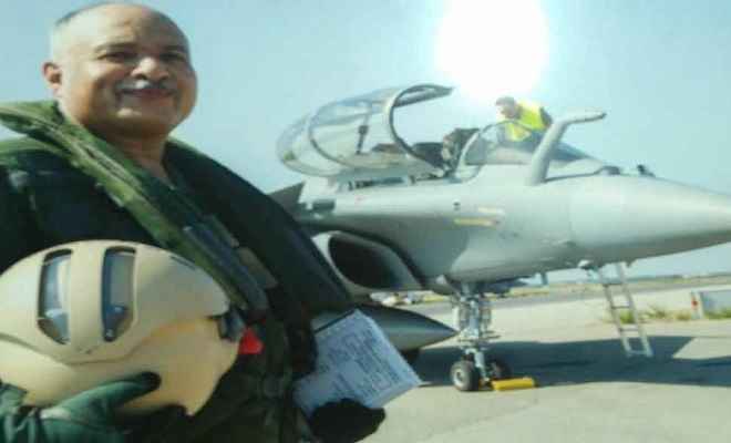 डिप्‍टी चीफ एयर मार्शल रघुनाथ ने भारत के लिए बने पहले राफेल को फ्रांस में उड़ाया