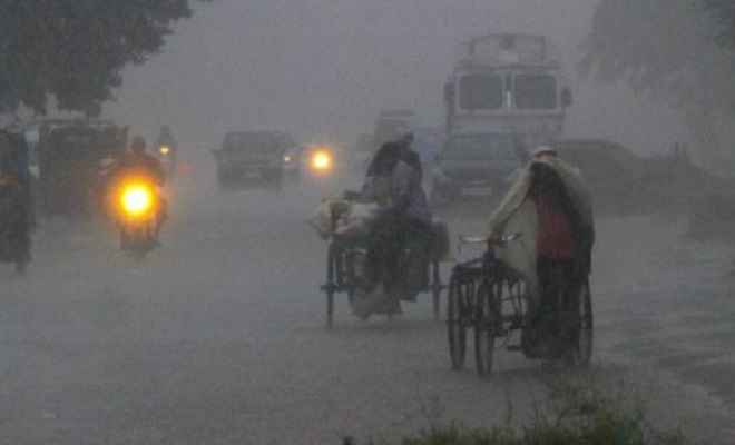डेई तूफान की चपेट में आधा हिंदुस्तान, 8 राज्यों में भारी बारिश का अलर्ट