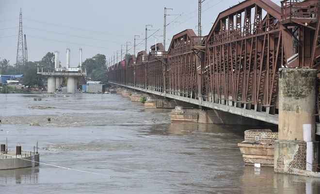 दिल्ली में ऊफान पर यमुना नदी, हथिनी कुंड बैराज से छोड़ा गया पानी​