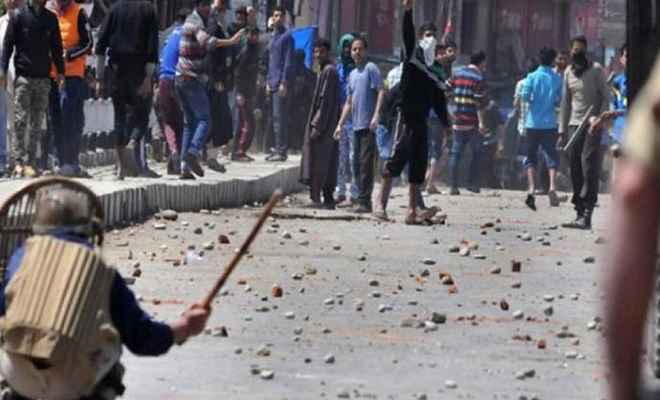 श्रीनगर: मुठभेड़ में स्थानीय युवक की मौत के बाद नूरबाग में सुरक्षाबलों पर जमकर हुई पत्थरबाजी
