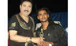 दरभंगा के अभिषेक की सुरीली आवाज पर झूम उठे कुमार सानू, गले से लगाया, पुरस्कार से नवाजा भी
