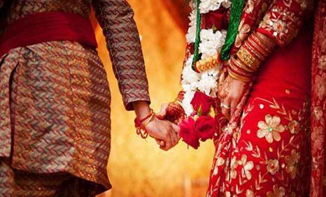 परिजनों के विरोध के बावजूद दो सहेलियों ने आपस में रचाई शादी