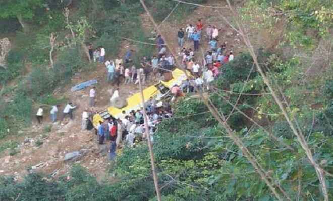 हिमाचल प्रदेश के सिरमौर में बस खाई में गिरी, पांच छात्रों समेत 6 की मौत