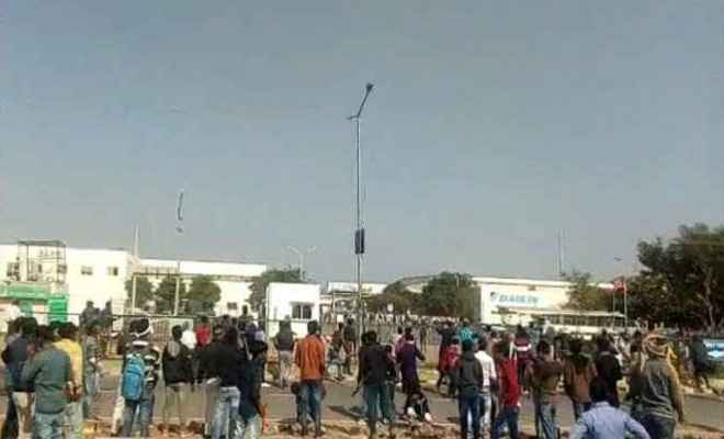 राजस्थान: नीमराणा में हड़ताली मजदूरों का उग्र प्रदर्शन, लाठीचार्ज होने पर पथराव और तोड़फोड़