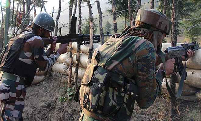 जम्मू/कश्मीर: पाकिस्तानी सैनिकों ने नियंत्रण रेखा पर की गोलीबारी, मेजर समेत दो घायल