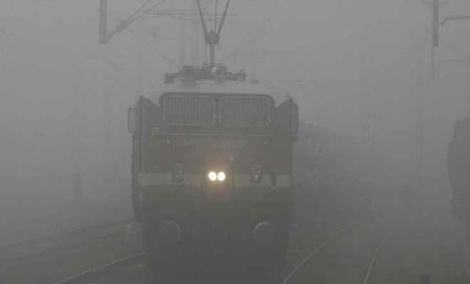 कोहरे ने रोकी ट्रेनों की रफ्तार, विलंब से चल रही हैं 12 प्रमुख ट्रेनें