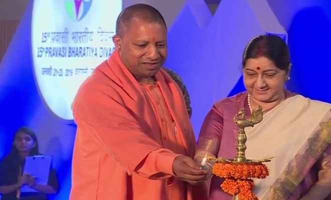 मुख्यमंत्री योगी, सुषमा स्वराज ने दीप जलाकर किया युवा प्रवासी भारतीय दिवस का आगाज